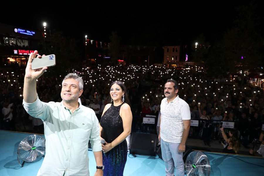 Şile Belediyesi Yaza Veda Konserlerinin Son Gecesinde Zara Sahne Aldı