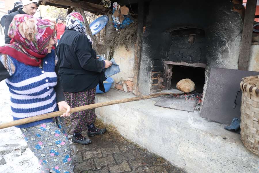 Şileli Kadınların Ellerinden Deprem Bölgesine Köy Ekmeği Yardımı 